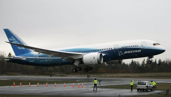 El 'Dreamliner' de Boeing realiza su primer vuelo
