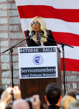 Lady Gaga haciendo campaña para que se revoque 'Don't Ask, Don't Tell'