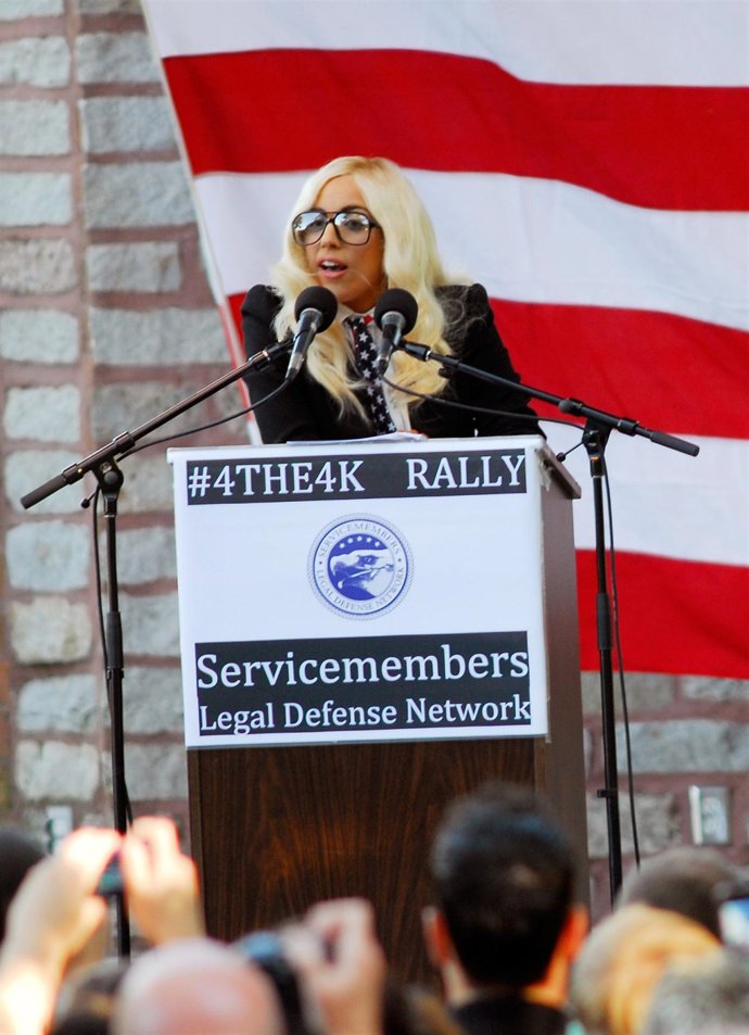 Lady Gaga haciendo campaña para que se revoque 'Don't Ask, Don't Tell'