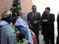 Los Reyes Magos entregan regalos a los hijos de los internos del centro penitenciario de Sangonera la Verde (Murcia)