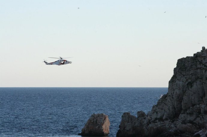 El helicóptero de Sasemar, este lunes, en las labores de búsqueda