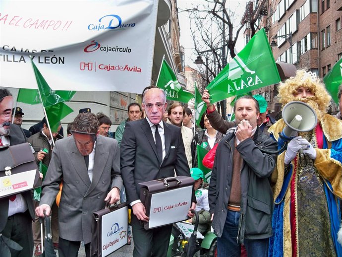 Los manifestantes, liderados por Dujo, en la sede de la Federación de Cajas.