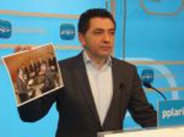 Cuevas enseña una foto de la firma del pacto PSOE-PR 