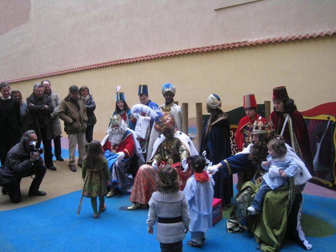 Momento de la visita de los Reyes Magos a la Casa Cuna
