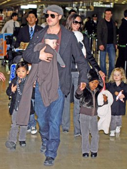 Brad Pitt, Angelina Jolie y sus hijos