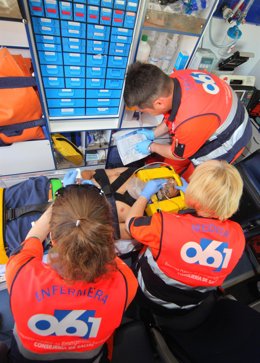 Sanitarios del 061 reanimando a un paciente