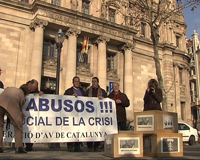 Vecinos mandan carbón al ministro de Industria