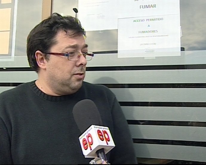 Propietario del bar que permite fumar