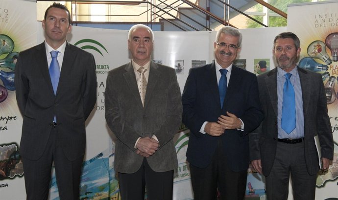 El consjero de Turismo, Comercio y Deporte, Luciano Alonso en la presentación de