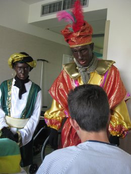 Visita de los Reyes Magos de Oriente al Hospital Materno Infantil 