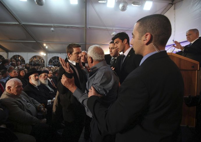 Familiares del incendio en Israel increpan a Netanyahu