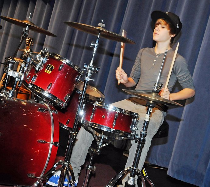 Justin Bieber tocando la batería