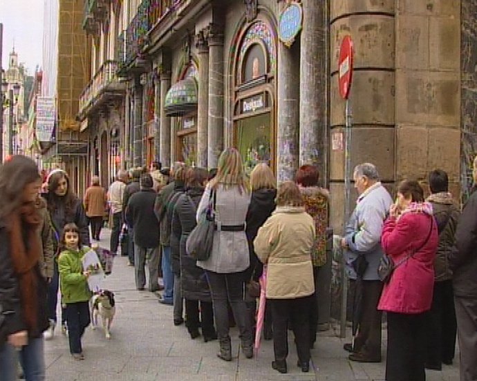 La gente hace cola para comprar loteria del niño