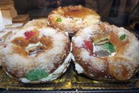 Los madrileños hacen cola para comprar el comprar hoy el tradicional roscón de reyes