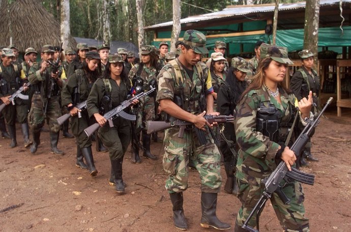 Guerrilleros de las FARC en uno de sus campamentos