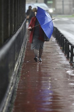 gente paseando con viento