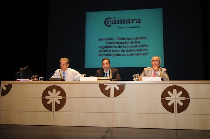 Presidente de la Cámara de Gran Canaria, Ángel Luis Tadeo (centro)