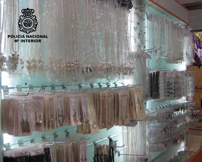 Artículos de bisutería falsos decomisados por la Policía Nacional