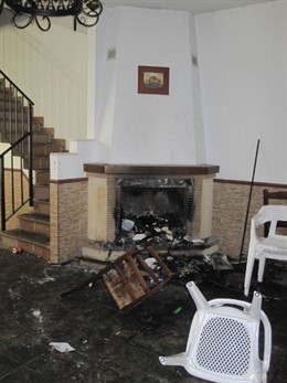 Salón de la casa de El Rocío destrozada en Nochevieja