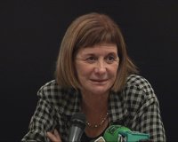 Barreda felicita a Alicia Giménez Bartlett por el Premio Nadal, que recoge el testigo de otra castellano-manchega