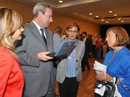 El consejero andaluz de Educación entrega portátiles de la Escuela TIC 2.0 al pr