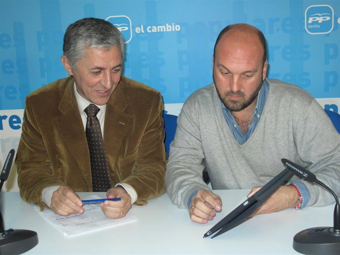 Vílchez y Pérez preparando la rueda de prensa.