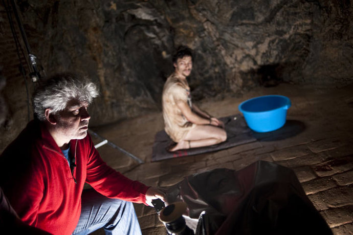 Pedro Almodóvar en el rodaje de La Piel que Habito