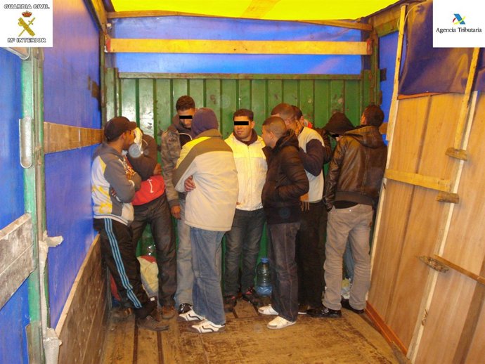 Inmigrantes localizados en el puerto de Melilla