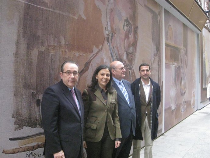 Tres edificios de Platería cambian bajos en desuso por vinilos con cuadros de Ga