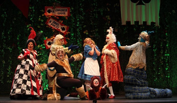 Alicia y sus amigos.