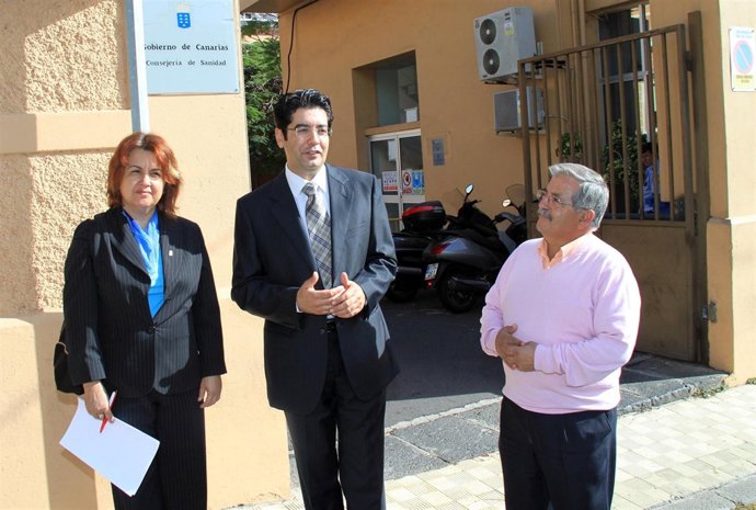 El alcalde de Guía de Isora (Tenerife), Pedro Martín Domínguez, acompañado por l