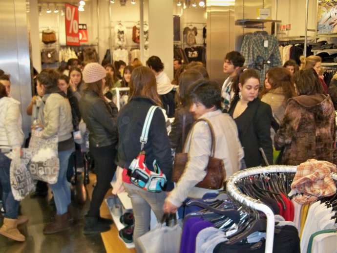 Clientes en un comercio de Santander el primer día de rebajas