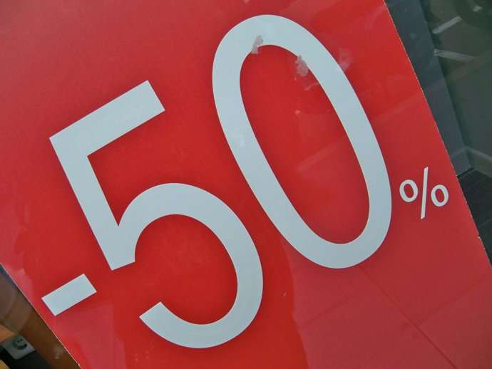 Un cartel de rebajas en un comercio de Santander