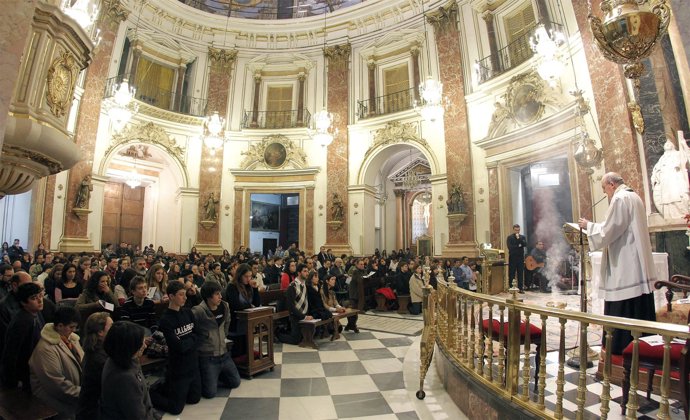 Monseñor Osoro ante jóvenes