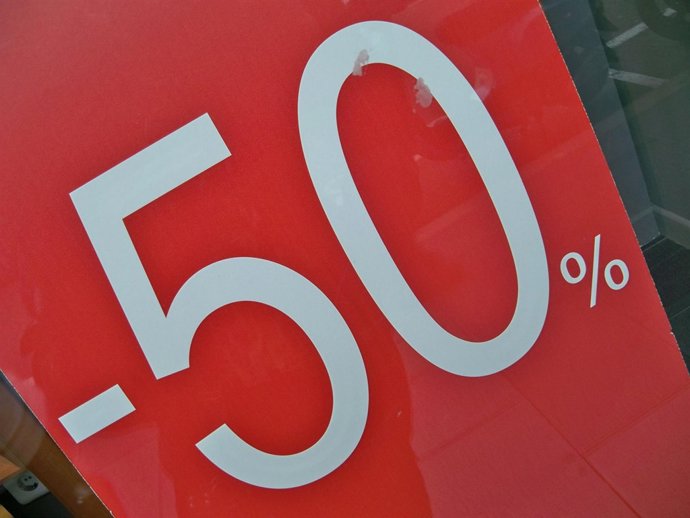 Un cartel de rebajas en un comercio de Santander