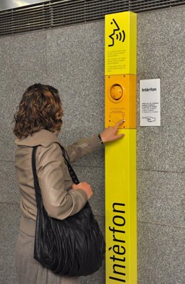 Usuaria de Metrovalencia usando un interfono