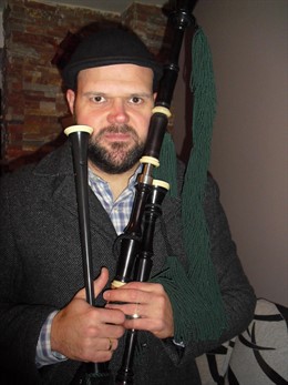 Bras Rodrigo Álvarez Prieto muestra la gaita que utilizará en su actuación.
