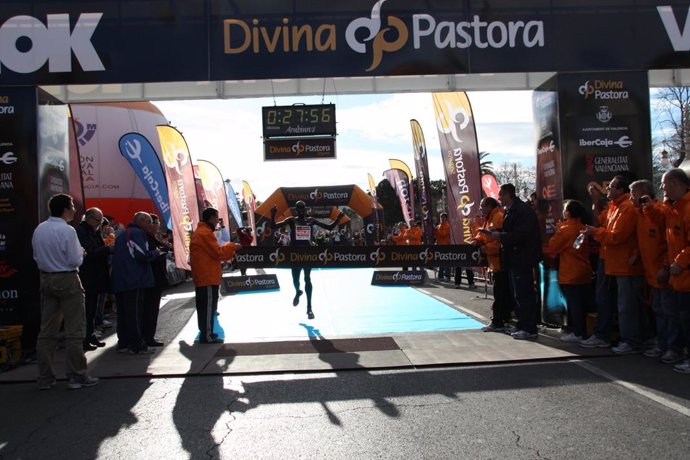 Kiprono Menjo gana en el 10K Divina Pastora Valencia