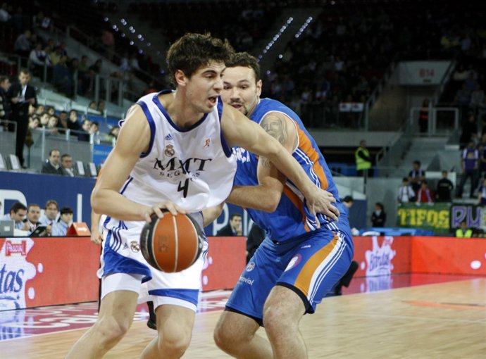El Real Madrid de baloncesto gana al Menorca