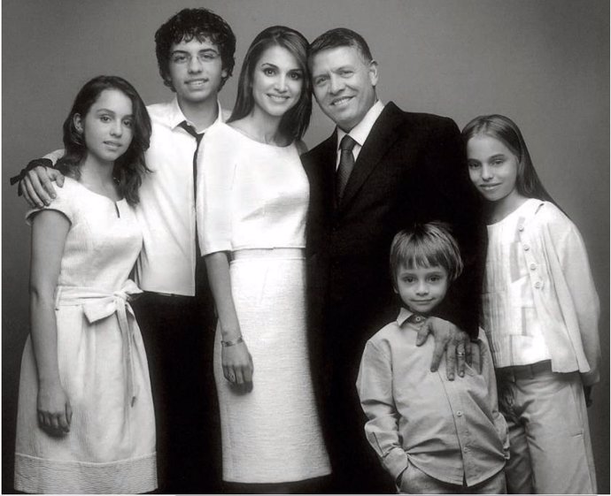 Los reyes Abdalá y Rania de Jordania felicitan el 2011 junto a sus hijos Iman, H
