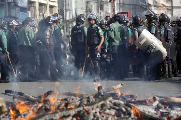 Policía de Bangladesh se enfrenta con los inversores en plena caída del mercado