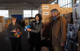 Ana Fernández en la entrega de jueguetes a una ONG 