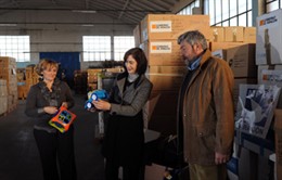 Ana Fernández en la entrega de jueguetes a una ONG 