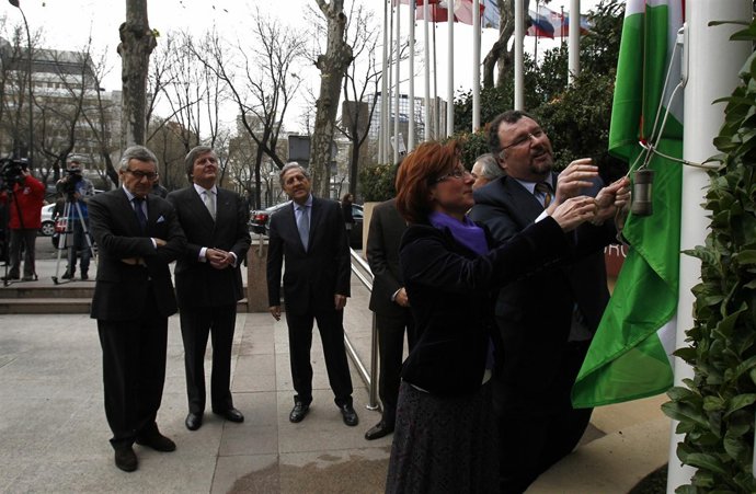 Izado de la bander de Hungría en Madrid