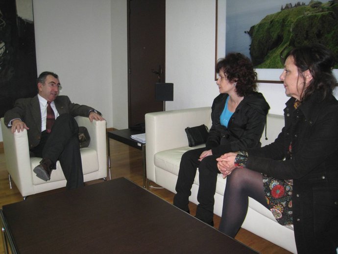 el consejero de Justicia y Seguridad Ciudadana, Manuel Campos, recibe a represen