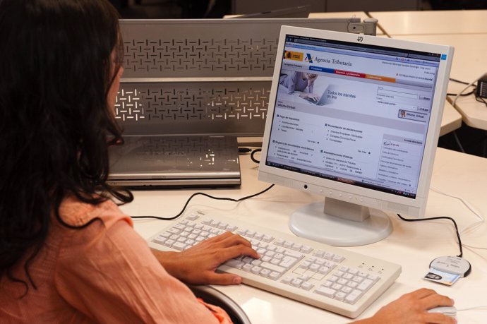 Mujer usando Internet en su ordenador