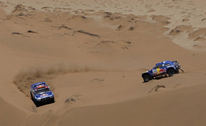 Al Attiyah y Sainz en la octava jornada del Dakar
