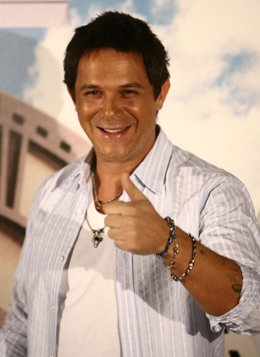 Posado del cantante Alejandro Sanz en la presentacion de su disco 