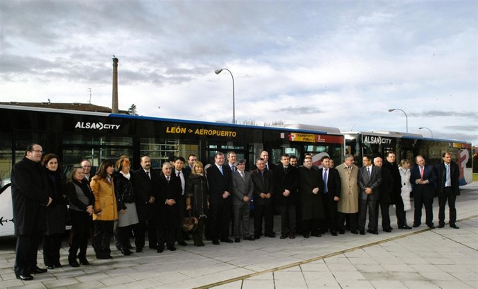 Autoridades, durante la presentación del Transporte a la Demanda.