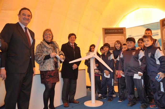 Teresa Porras inaugura la exposición 'La plaza de la energía'